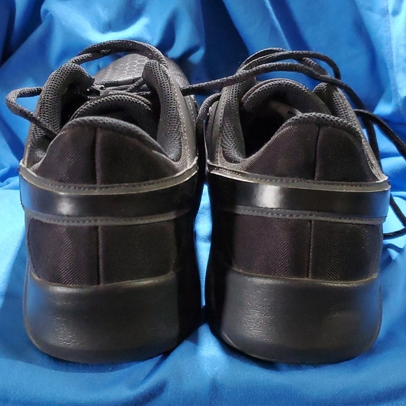 Nike athletic shoes - Picture 4 of 5